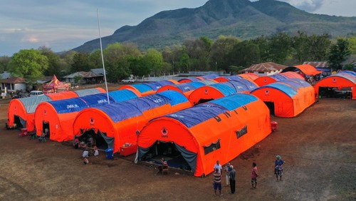 Foto udara suasana posko pengungsi erupsi Gunung Lewotobi Laki-laki di Desa Kobasoma, Titehena, Kabupaten Flores Timur, NTT, Sabtu (16/11/2024). Dinas Komunikasi dan Informatika (Kominfo) Flores Timur menyebutkan saat ini jumlah pengungsi erupsi Gunung Lewotobi Laki-laki sebanyak 12.366 jiwa yang tersebar di delapan posko pengungsian dan secara mandiri di tenda-tenda swadaya maupun di rumah penduduk. ANTARA FOTO/Aditya Pradana Putra/Spt.