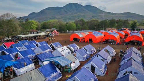 Foto udara suasana posko pengungsi erupsi Gunung Lewotobi Laki-laki di Desa Kobasoma, Titehena, Kabupaten Flores Timur, NTT, Sabtu (16/11/2024). Dinas Komunikasi dan Informatika (Kominfo) Flores Timur menyebutkan saat ini jumlah pengungsi erupsi Gunung Lewotobi Laki-laki sebanyak 12.366 jiwa yang tersebar di delapan posko pengungsian dan secara mandiri di tenda-tenda swadaya maupun di rumah penduduk. ANTARA FOTO/Aditya Pradana Putra/Spt.