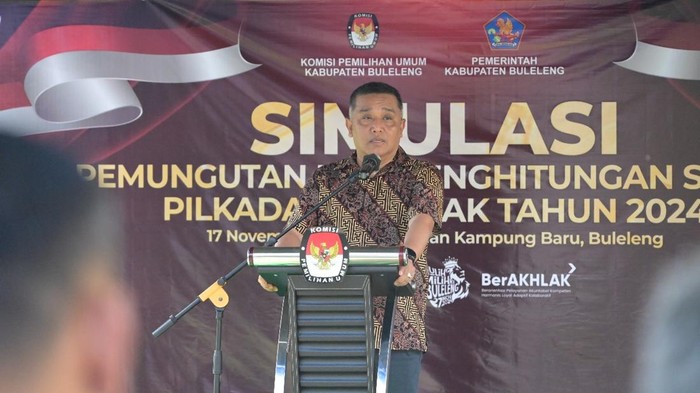 KPU Bali I Dewa Agung Gede Lidartawan saat simulasi pemungutan suara di Buleleng, Minggu (17/11/2024). (Wijaya Kusuma/detikBali)
