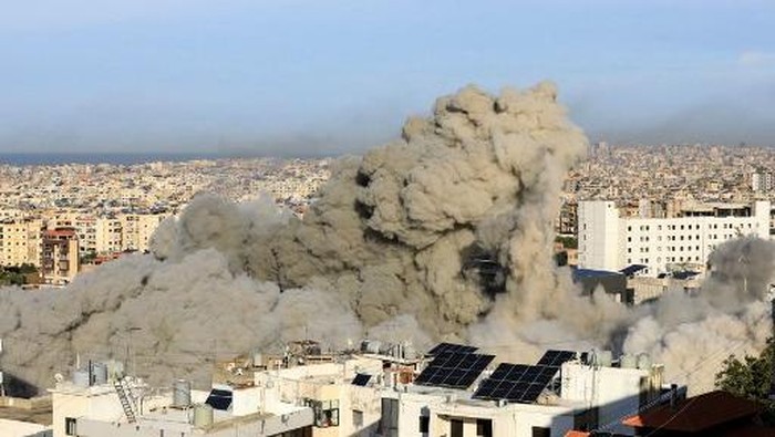 Thick smoke rises from an explosion during an Israeli airstrike that targeted a neighbourhood in Beiruts southern suburbs on November 17, 2024, amid the ongoing war between Israel and Hezbollah. An Israeli strike hit south Beirut on November 17 where the military said it targeted Hezbollah, hours after the Iran-backed group said it fired on Israeli bases around the city of Haifa. (Photo by AFP)
