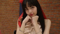 Momen ulang tahun lain yang dibagikan oleh Lisa ini jug tampak menggemaskan. Ia merayakannya di sebuah restoran dengan sajian menu khas Barat yang nikmat. Foto: Instagram
