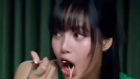 Dalam sebuah wawancara, Lisa sempat mengungkapkan beberapa kuliner Thailand favoritnya. Salah satunya ada rujak khas Thailand, yaitu yum ma muang. Foto: Instagram