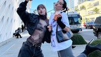 Bersama temannya, Lisa tampak membagikan momen seru di sebuah jalanan. Keduanya berpose keren sambil menikmati es Thai tea yang manis segar. Ia menuliskan keterangan, Thai tea Boba friends. Foto: Instagram