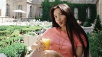 Kalau ini momen Lisa di sebuah restoran mewah. Ia tampak berpose lucu sambil menikmati es jeruknya yang segar. Foto: Instagram