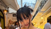 Lisa yang kini disibukkan dengan karir individunya tetap sering menyapa penggemar di Instagram. Seperti mengunggah momen kulinernya di restoran bernama Aurora. Foto: Instagram