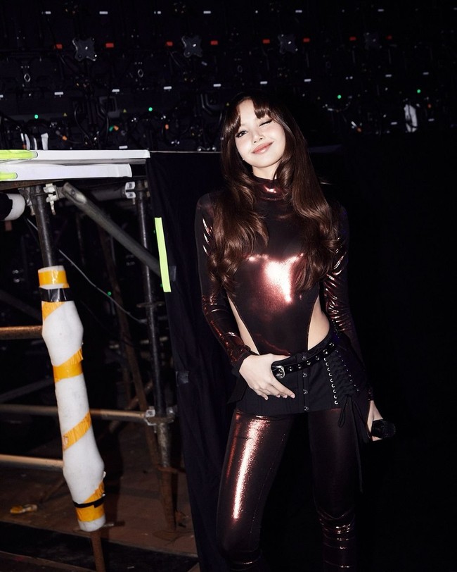 Saat menyapa penggemar yang memadati Beach City International Stadium, Ancol, Jakarta, pada Jumat (15/11/2024) Lisa tampil mempesona mengenakan baju ketat metalik warna copper. Busana pas badan itu mengaksentuasi tubuhnya yang ramping. Foto: Instagram/@lalalalisa_m