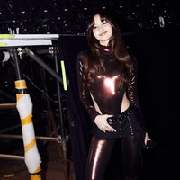 Saat menyapa penggemar yang memadati Beach City International Stadium, Ancol, Jakarta, pada Jumat (15/11/2024) Lisa tampil mempesona mengenakan baju ketat metalik warna copper. Busana pas badan itu mengaksentuasi tubuhnya yang ramping. Foto: Instagram/@lalalalisa_m