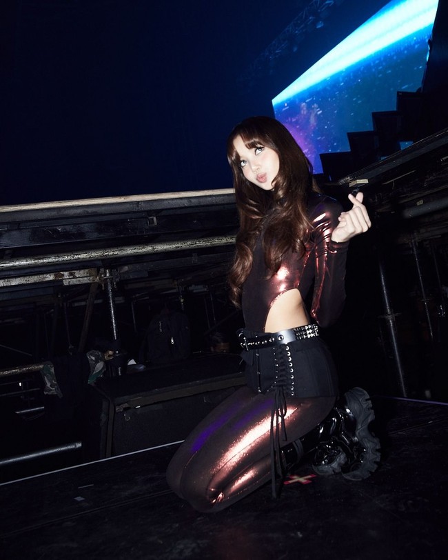 Detail cut-out di sisi kiri dan kanan memberi kesan seksi dari wanita berusia 27 tahun ini, plus rok micro-mini bergaya punk yang menambah tampilan edgy khas Lisa. Foto: Instagram/@lalalalisa_m