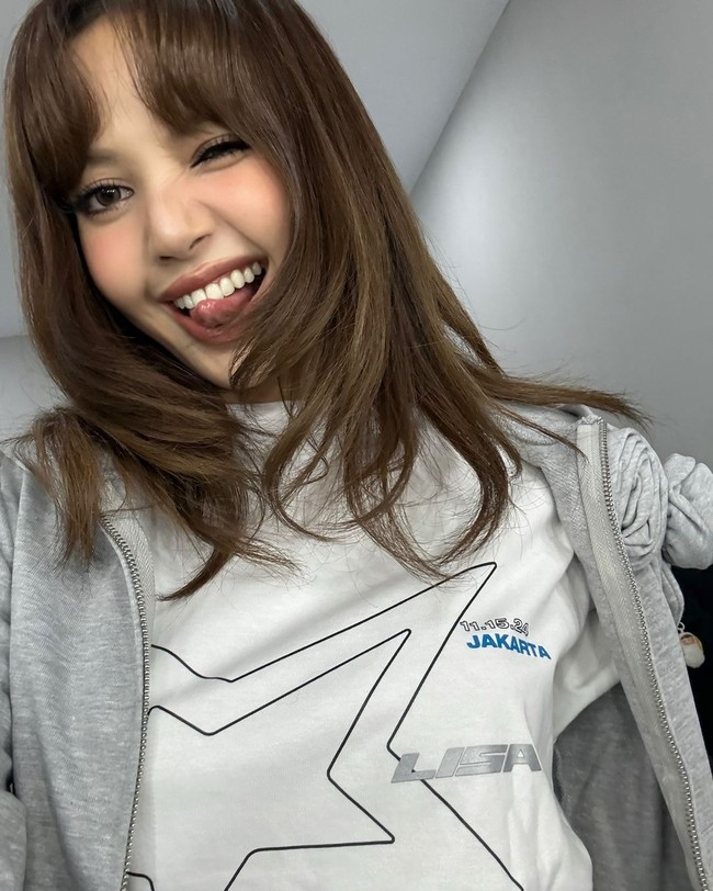 Dalam foto lainnya, Lisa tampil sporty memakai T-shirt merchandise warna putih. Kaus bergambar bintang dengan tulisan 11.15.24 JAKARTA - LISA itu dipadukan dengan jaket abu-abu. Foto: Instagram/@lalalalisa_m