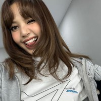 Dalam foto lainnya, Lisa tampil sporty memakai T-shirt merchandise warna putih. Kaus bergambar bintang dengan tulisan 11.15.24 JAKARTA - LISA itu dipadukan dengan jaket abu-abu. Foto: Instagram/@lalalalisa_m