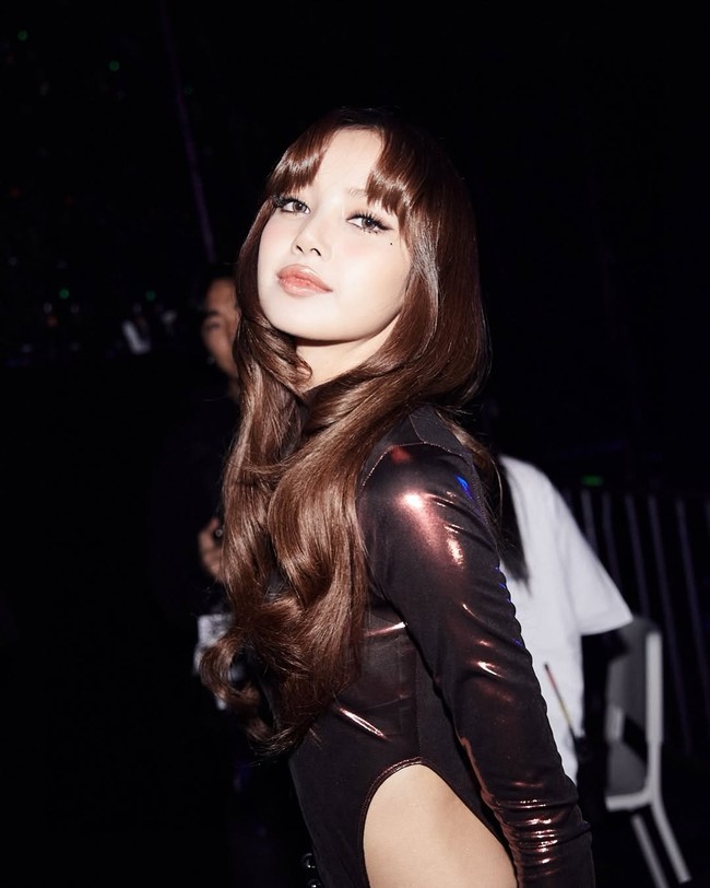 Makeup bernuansa peach nude, winged eyeliner dan bulu mata lentik mempercantik idol bernama lengkap Lalisa Manoban ini. Foto: Instagram/@lalalalisa_m