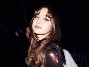 Lisa BLACKPINK Cicip Rendang dan Jajanan Kaki Lima Next Level