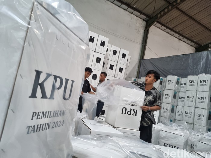 Logistik Pilkada di Gudang KPU Surabaya