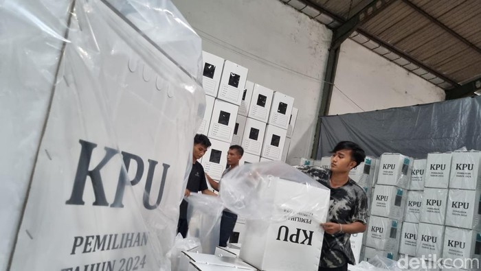 Logistik Pilkada di Gudang KPU Surabaya