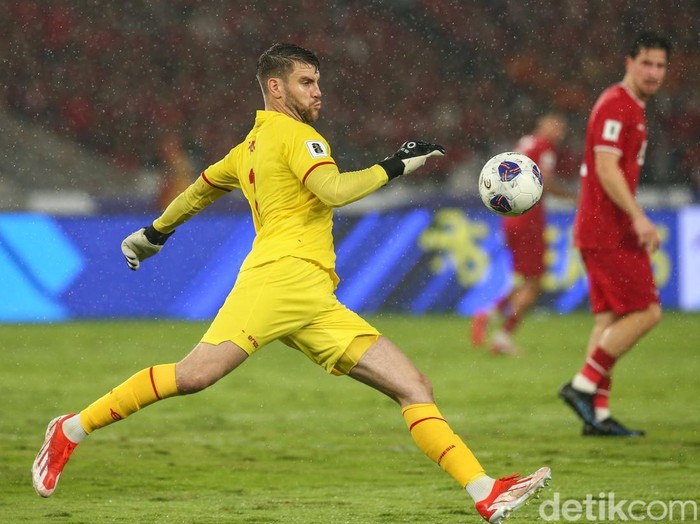 Aksi Maarten Paes di laga Indonesia vs Jepang dalam agenda Kualifikasi Piala Dunia 2026.