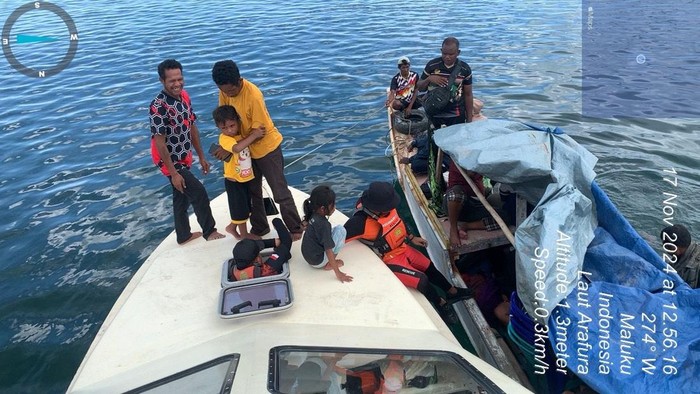 Sebuah kapal yang membawa 27 penumpang termasuk awak kapal mengalami mati mesin di perairan Kabupaten Kepulauan Aru, Maluku.