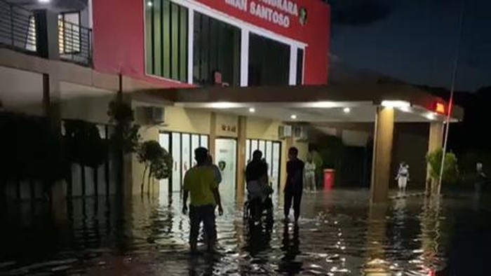 Banjir rob merendam rumah sakit (RS) Bhayangkara Hoegeng Iman Santoso di Kabupaten Mamuju, Sulawesi Barat (Sulbar).