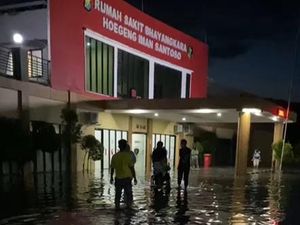 Banjir Rob Rendam RS Bhayangkara Mamuju, Keluarga Pasien Panik