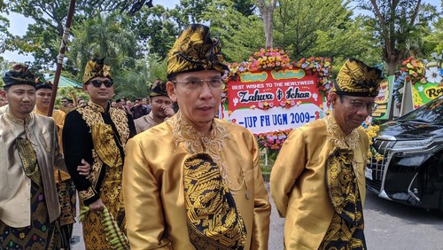 Mantan NTB) dua periode, TGB Muhammad Zainul Majdi, dan eks Menko Polhukam, Mahfud Md, saat acara pernikahan Zahwa Nadira dan Royhan Akbar, di Islamic Center (IC), Mataram, Minggu (17/11/2024). (Ahmad Viqi/detikBali)
