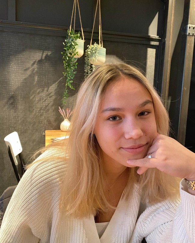 Memiliki paras bule, diketahui baru-baru ini bahwa Marciana pun memiliki darah Indonesia seperti sang suami. Dalam sebuah foto yang dibagikannya, ia terlihat berpose dengan sang nenek yang berasal dari Indonesia. Foto: Instagram Marciana Rathna