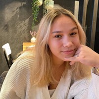 Memiliki paras bule, diketahui baru-baru ini bahwa Marciana pun memiliki darah Indonesia seperti sang suami. Dalam sebuah foto yang dibagikannya, ia terlihat berpose dengan sang nenek yang berasal dari Indonesia. Foto: Instagram Marciana Rathna