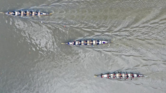 Sejumlah peserta meningkatkan kecepatan mendayung dalam balap Perahu Naga di Sungai Karang Mumus, Samarinda, Kalimantan Timur, Sabtu (16/11/2024). Lomba yang merupakan rangkaian dari Festival Mahakam 2024 itu diikuti 23 tim dari Kota Samarinda, Balikpapan, Bontang,  Paser, Penajam Paser Utara, serta dari Kutai Barat. ANTARA FOTO/M Risyal Hidayat/Spt.