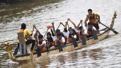 Melihat Keseruan Balap Perahu Naga di Samarinda