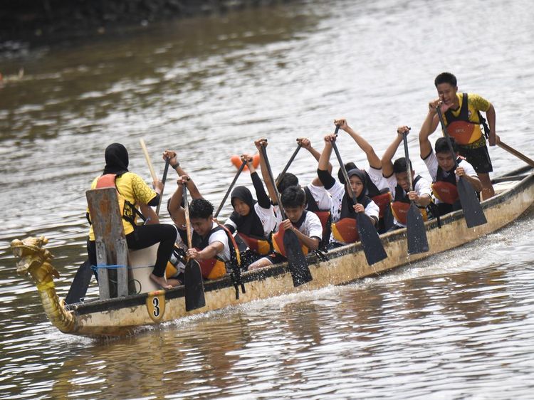 Melihat Keseruan Balap Perahu Naga di Samarinda