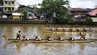 Sejumlah peserta meningkatkan kecepatan mendayung dalam balap Perahu Naga di Sungai Karang Mumus, Samarinda, Kalimantan Timur.
