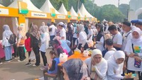 Para peserta Fun Walk yang membeli makanan dan minuman di booth F&B BYONDAY by BSI. Dok. BSI/BNR