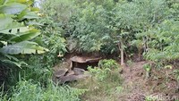 Tidak jauh dari megalit tersebut terdapat tiga rumah batu atau rumah di dalam tanah yang semuanya terbuat dari batu. Situs megalit tersebut terletak dibawah pohon besar dan dipenuhi rerumputan. Namun, saat ini sudah diberi Pagar agar tidak rusak.