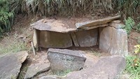 Semenjak situs Megalit Batu Beghibu menjadi tempat wisata, pengunjung tidak dapat memegang megalitnya sebab diberi kandang. Selain situs Megalit Batu Beghibu, berjarak sekitar 100 meter terdapat situs Rumah Batu. Dimana menurut cerita rumah batu tersebut dijadikan tempat tinggal masyarakat zaman dulu.