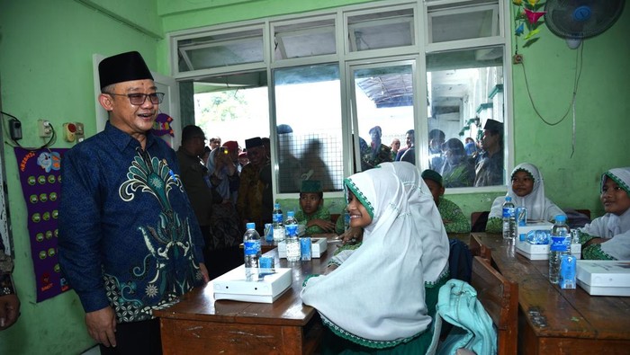 Mendikdasmen Abdul Muti saat uji coba makan bergizi gratis di Sidoarjo, Jawa Timur.