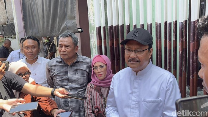 Mensos Gus Ipul dan Kadinsos Jatim Restu Novi di Tanah Kali Kedinding, Kenjeran, Surabaya.