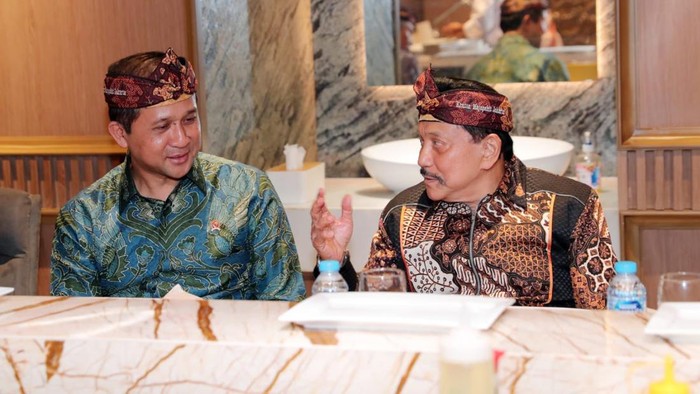 Menteri Transmigrasi (Mentrans) Muhammad Iftitah Sulaiman Suryanegara melakukan kunjungan silaturahmi ke kediaman mantan Menteri Transmigrasi dan Pemukiman Perambah Hutan Abdul Mahmud Hendropriyono.