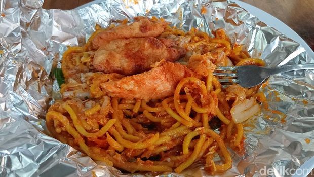 Grilled mozarrella noodles at the Mie Bakar Bude stall located on Jalan Bypass Ngurah Rai Number 39, Kuta, Badung, Bali. (Photo: Aryo Mahendro/detikBali)