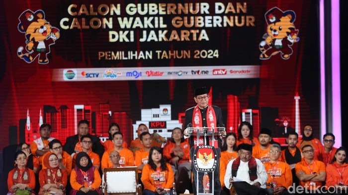 Ketiga calon gubernur DKI Jakarta saling adu gagasan atas pertanyaan yang disampaikan dalam debat ketiga Pilkada Jakarta 2024 di Hotel Sultan, Jakarta, Minggu (17/11/2024).