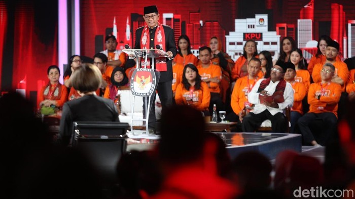 Ketiga calon gubernur DKI Jakarta saling adu gagasan atas pertanyaan yang disampaikan dalam debat ketiga Pilkada Jakarta 2024 di Hotel Sultan, Jakarta, Minggu (17/11/2024).