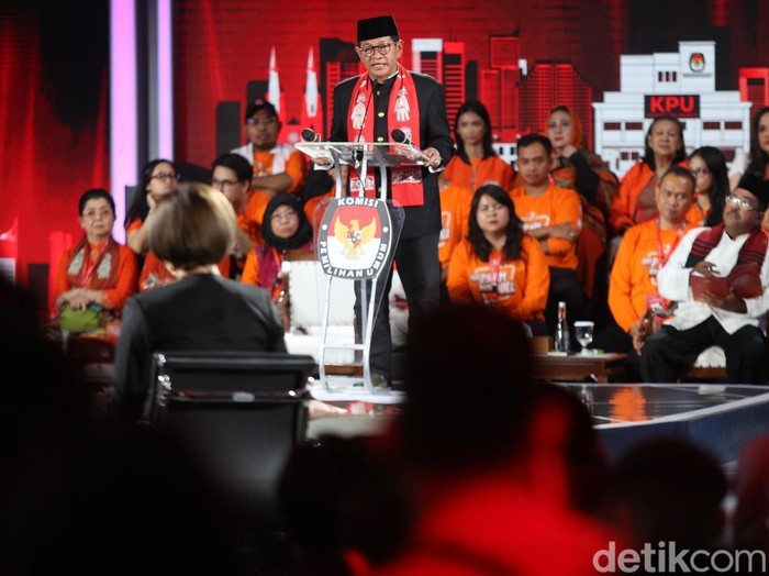 Ketiga calon gubernur DKI Jakarta saling adu gagasan atas pertanyaan yang disampaikan dalam debat ketiga Pilkada Jakarta 2024 di Hotel Sultan, Jakarta, Minggu (17/11/2024).