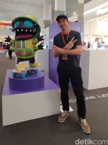 Nicolas Lesaffre seniman pencipta Hug the K yang ikut pameran Hong Kong Art Toys Story 2024 Jakarta. Pameran ini berlangsung di Mall of Indonesia, kawasan Kelapa Gading, Jakarta Utara hingga 24 November 2024.
