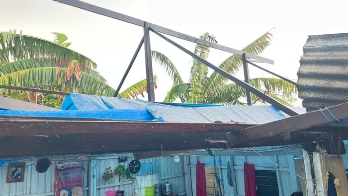 Sebanyak 7 rumah warga di Kabupaten Pangkep, Sulawesi Selatan (Sulsel), rusak diterjang angin puting beliung yang disertai hujan deras.