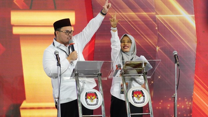 Pasangan Calon Bupati-Wakil Bupati Hanindhito Himawan Pramana dan Dewi Mariya Ulfa unggul dibandingkan pesaingnya dalam debat publik perdana yang digelar KPU Kabupaten Kediri.