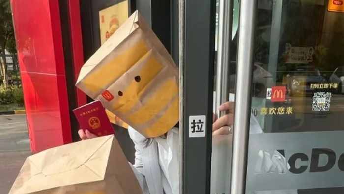 Pasangan pengantin asal Tiongkok, China ini menggelar acara pernikahan sederhana di restoran cepat saji habiskan biaya total Rp 4 Juta.