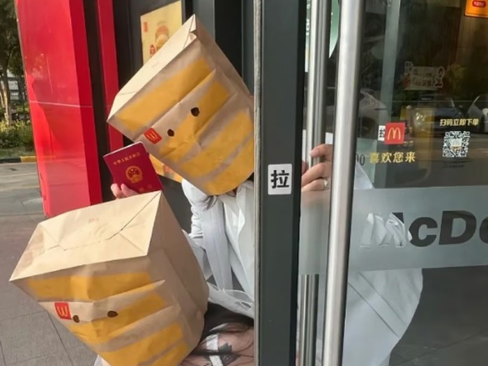 Pasangan pengantin asal Tiongkok, China ini menggelar acara pernikahan sederhana di restoran cepat saji habiskan biaya total Rp 4 Juta.