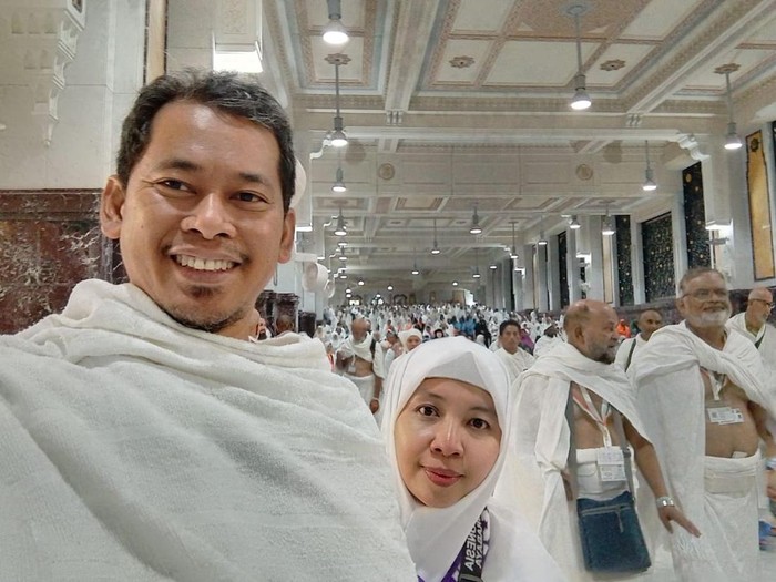 Pasutri asal Jombang, Muhammad Bahrudin Kurniawan dan Izzatul Laila saat haji