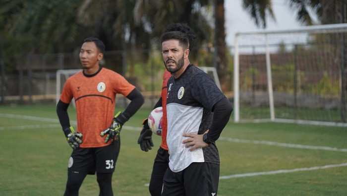 Pelatih kiper PSS Sleman, Andre Croda saat sesi latihan di Lapangan Pakembinangun, Sleman, Sabtu (16/11/2024).
