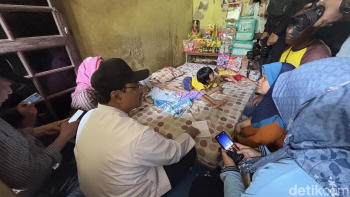 Pemberian bantuan ke keluarga dengan empat anak disabilitas di Surabaya.