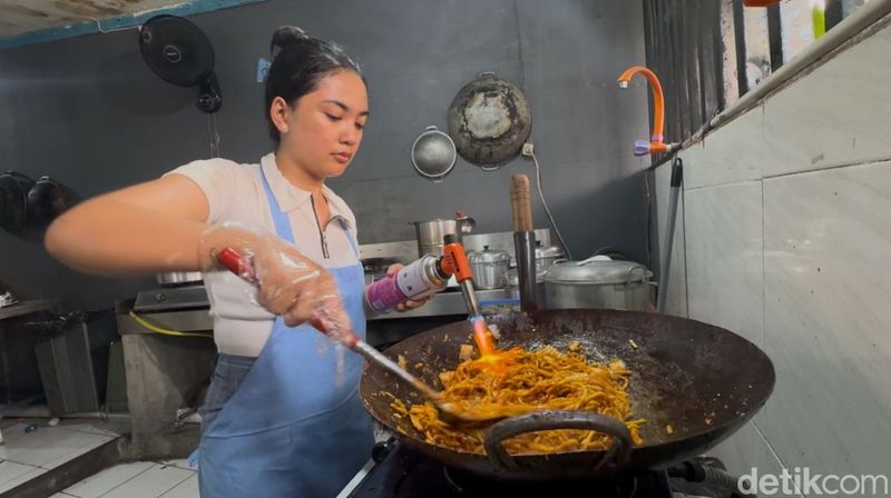 Pemilik Mie Bakar Bude Athirah Wardah Rustam saat memasak varian mi bakar mozarrella, Sabtu (16/11/2024). (Foto: Aryo Mahendro/detikBali)