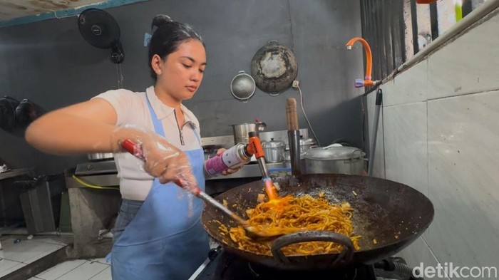 Pemilik Mie Bakar Bude Athirah Wardah Rustam saat memasak varian mi bakar mozarrella, Sabtu (16/11/2024). (Foto: Aryo Mahendro/detikBali)