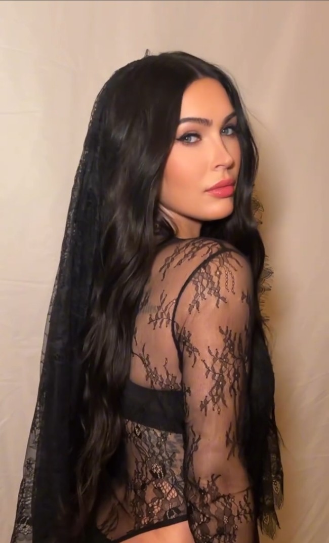 Megan Fox memancarkan aura pregnancy glow dengan rias wajah soft glam yang fokus menonjolkan sorot mata tajam dan seksi. Bibirnya dipulas lipstik bernuansa rose pink. Foto: Instagram/@jennakristina